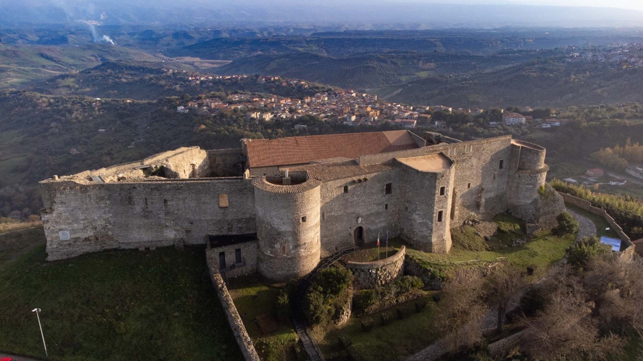 History, Spirituality and Art Le terre di zoè